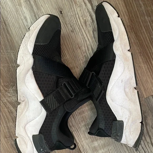 Black Sorel shoes - Picture 2 of 4